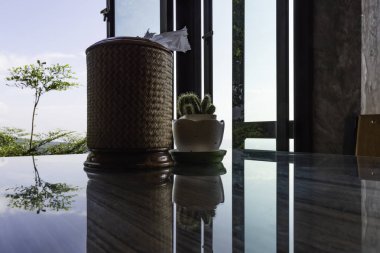 Kaktüs beyaz Kupası ve doku kutusu, Tasarım iç manzara gökyüzü ve bulutlar arka plan yansıması.