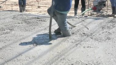 Beton kabarcıkları ortadan kaldırmak için titreşim makinesi kullanarak şantiye işçi. çelik takviye karıştırma karayoluyla Mobil Beton Mikser yapmak için hazır beton dökme sonra.