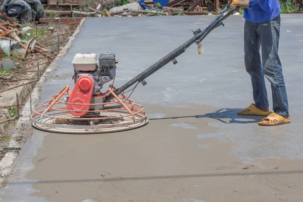 Pekerja Menggunakan Mesin Pemolesan Beton Untuk Semen Setelah Menuangkan Beton — Stok Foto