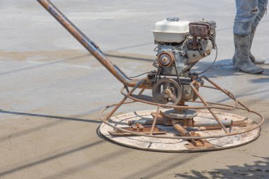 İşçi are istimal Beton çelik takviye yol karıştırılarak Mobil Beton Mikser yapmak için hazır beton dökme sonra parlatma makineleri, çimento için.