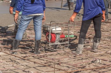 Titreşim makinası beton kabarcıkları ortadan kaldırmak için. çelik takviye karıştırma karayoluyla Mobil Beton Mikser yapmak için hazır beton dökme sonra.