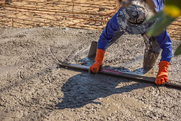 Pekerja Menggunakan Spatula Kayu Untuk Semen Setelah Menuangkan Beton Siap — Stok Foto