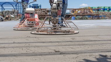 İşçi are istimal Beton çelik takviye yol karıştırılarak Mobil Beton Mikser yapmak için hazır beton dökme sonra parlatma makineleri, çimento için.