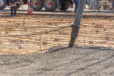 Asansör erişilememesi noktasına beton beton pompası Beton Mikser mobil karıştırma üzerinden hazır beton dökme ve boom mobil yerleştirerek.