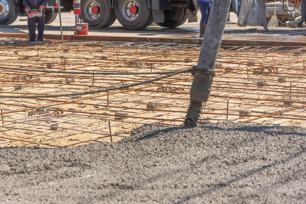 Наливание готового бетона от смешивания подвижного бетонного смесителя из бетонного насоса и размещение стрелы подвижного подъема бетона до точки недоступности
.