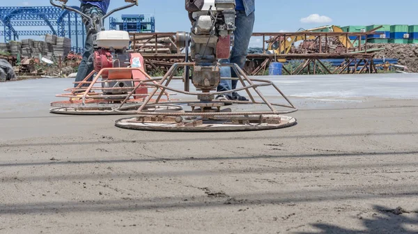 Werknemers Zijn Het Gebruik Van Beton Polijstmachines Voor Cement Het Rechtenvrije Stockfoto's