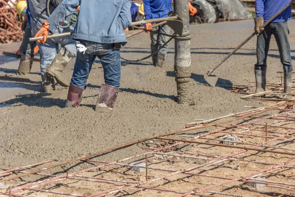 Pekerja Menggunakan Spatula Kayu Untuk Semen Setelah Menuangkan Beton Siap — Stok Foto