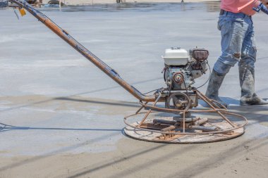 İşçi are istimal Beton çelik takviye yol karıştırılarak Mobil Beton Mikser yapmak için hazır beton dökme sonra parlatma makineleri, çimento için.