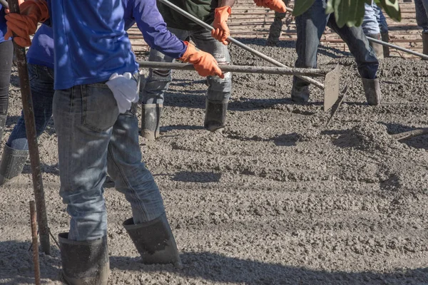 Workers Using Wooden Spatula Cement Pouring Ready Mixed Concrete Steel — Stock Photo, Image