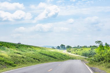Peyzaj manzaralı yol seyahat ile gökyüzü ve bulutlar arka plan boş karayolu üzerinde.