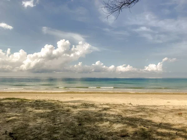 熱帯浜の美しい海と青い空と雲の背景を持つ夏の日差しの中で砂 — ストック写真