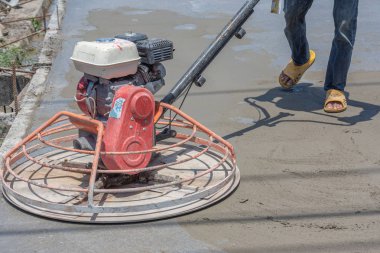 İşçi are istimal Beton çelik takviye yol karıştırılarak Mobil Beton Mikser yapmak için hazır beton dökme sonra parlatma makineleri, çimento için.