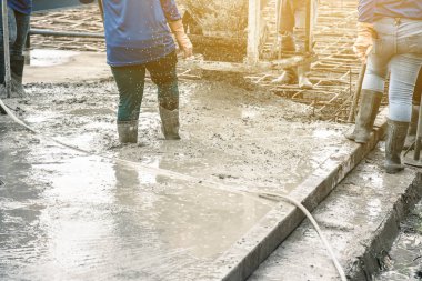 Mobil karıştırma üzerinden hazır beton beton mikser beton erişilememesi noktasına kaldırmak için sepet çelik içine dökme.