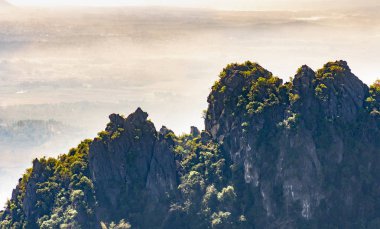 Güzel doğa orman Dağları ve sis berrak gökyüzü ile küçük bir kasaba vadide sunrise manzara.