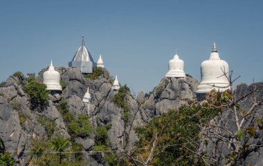 Peyzaj doğa Wat Chaloem Phrachomklao rachanuson, Pagoda üzerinde kaya dağ Sunshine güzel mimarisi Landmark Lampang, Tayland.