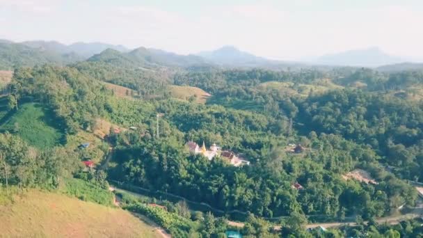 Vista Aérea Voando Sobre Montanhas Floresta Com Belas Nuvens Céu — Vídeo de Stock