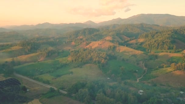 Vista Aérea Voando Sobre Montanhas Floresta Com Belas Nuvens Céu — Vídeo de Stock