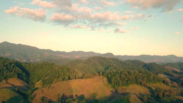 Vista Aérea Voando Sobre Montanhas Floresta Com Belas Nuvens Céu — Vídeo de Stock