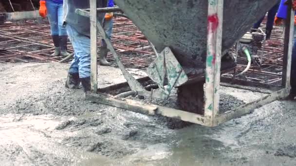 Arbeiter Mit Einem Betonstahlkorb Für Zement Nachdem Transportbeton Auf Stahlbewehrung — Stockvideo