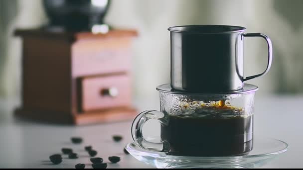 Camera Beweging Antieke Koffie Filter Gefilterde Zwarte Koffie Wordt Een — Stockvideo