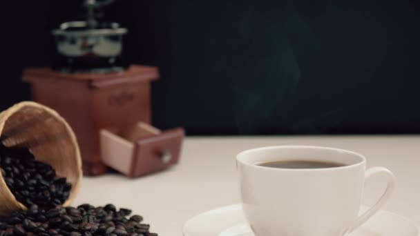 Kamerazoom Heißem Schwarzen Kaffee Weißer Tasse Mit Rauch Und Kaffeebohnen — Stockvideo