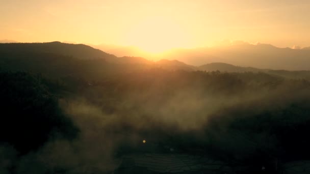 Luchtfoto Vliegen Bergen Het Bos Met Prachtige Wolken Hemel Zonsopgang — Stockvideo