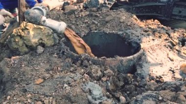 Islak kazma sondaj inşaatı ve çelik kaplamanın sonundaki delme sırasında depo arızalarını desteklemek ve önlemek için bentonit veya polimer çözümler eklemek.