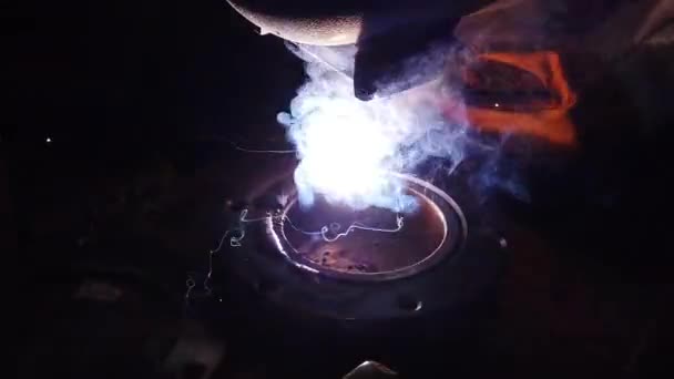 Lento Movimiento Cerca Trabajador Soldadura Acero Con Humo Colorido Luces — Vídeo de stock