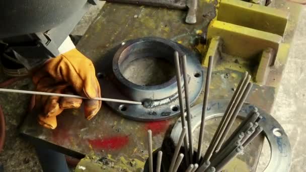 Arbeiter Schweißt Stahl Mit Rauch Und Bunten Lichtern Industriewerkstätte — Stockvideo