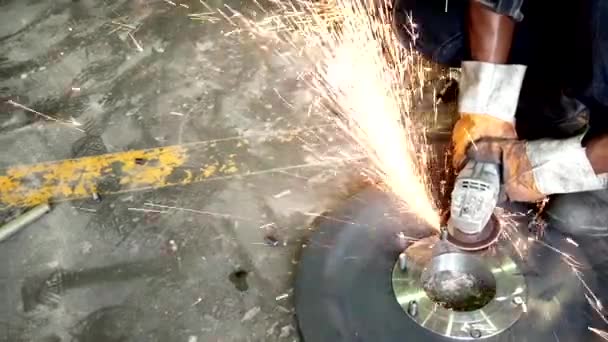 火花の多い作業者の研削と鋼板の切断 — ストック動画