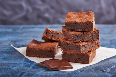 koyu mavi zemin üzerine ev yapımı çikolatalı kek