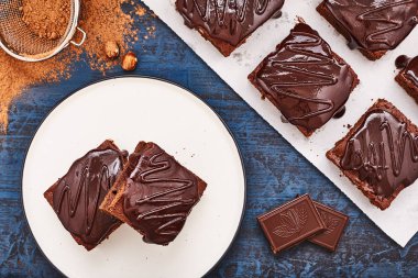 Ev yapımı çikolatalı kek üzerinde koyu mavi arka plan, üstten görünüm