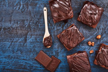 Ev yapımı çikolatalı kek üzerinde koyu mavi arka plan, üstten görünüm