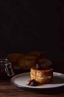 kruton süzme peynir ile