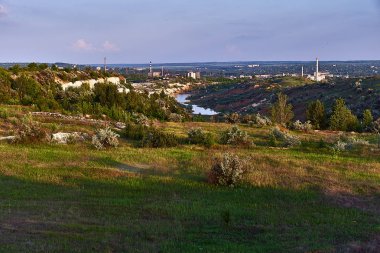 Su ve gökyüzü olan eski bir taş ocağı