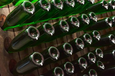 winery içinde şarap şişeleri yığını