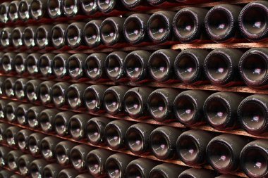 winery içinde şarap şişeleri yığını