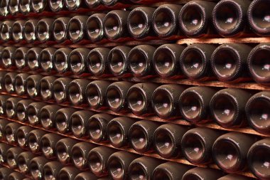 winery içinde şarap şişeleri yığını