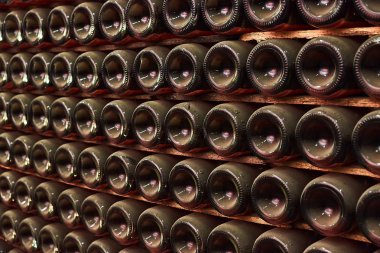 winery içinde şarap şişeleri yığını