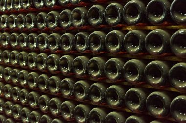 winery içinde şarap şişeleri yığını
