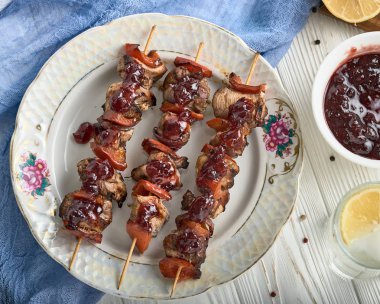 Biber ve kızılcık şurubu ile tavuk şiş