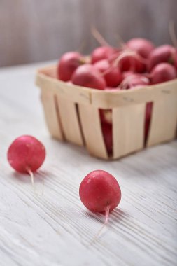 turp ahşap arka plan üzerinde