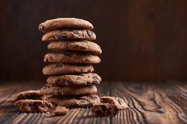 Tahta masada çikolatalı kurabiyeler.