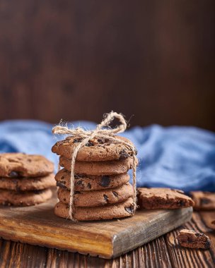 Tahta masada çikolatalı kurabiyeler.