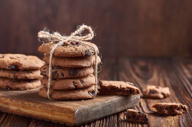 Tahta masada çikolatalı kurabiyeler.