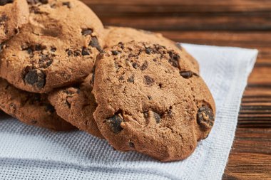 Tahta masada çikolatalı kurabiyeler.