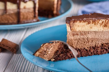 Ahşap masa üzerinde çikolatalı pasta bir parça