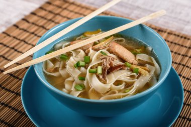 Tavuk çorbası rustik ahşap arka plan üzerinde.