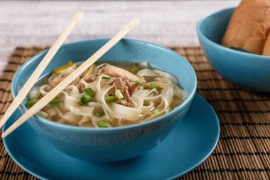 Tavuk çorbası rustik ahşap arka plan üzerinde.