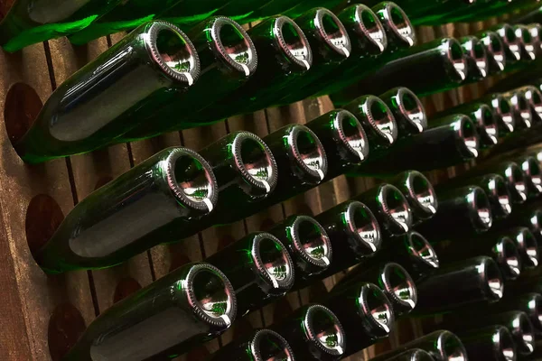 winery içinde şarap şişeleri yığını